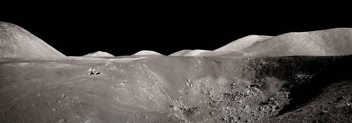 Les photos remastérisées de la mission lunaire Apollo révèlent désormais des détails comme jamais auparavant 7 L'astronaute Gene Cernan capture Harrison Schmitt scrutant un cratère, Apollo 17, décembre 1972. Depuis lors, personne n'a marché sur la Lune / Crédit : NASA / JSC / ASU / Andy Saunders.