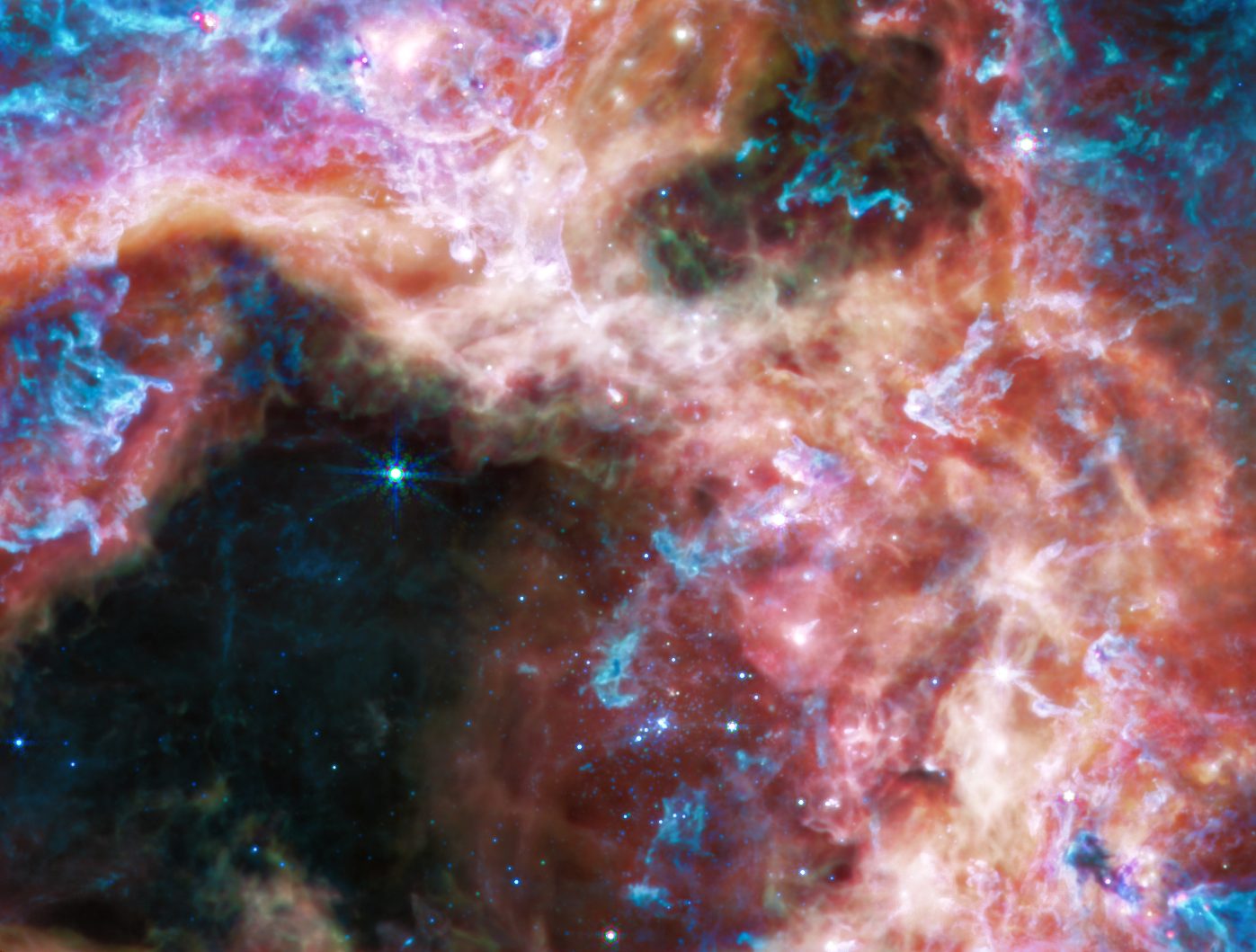 La mystérieuse "araignée cosmique" de la nébuleuse de la tarentule capturée par le télescope spatial James Webb 3 La zone entourant l'amas central d'étoiles de la nébuleuse de la tarentule capturée par l'instrument à infrarouge moyen (MIRI) du télescope spatial James Webb / NASA