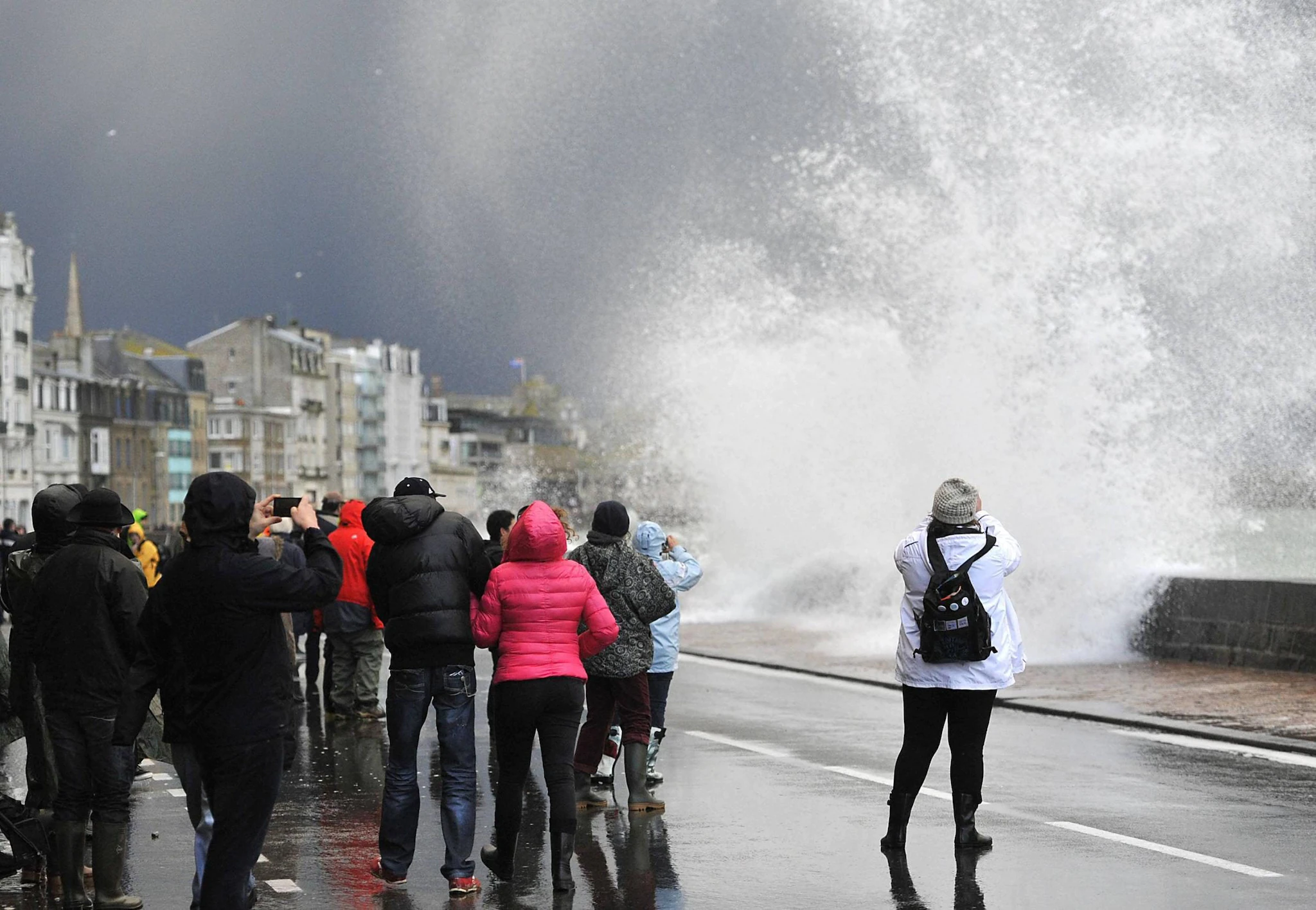 Des vagues colossales frappent une ville française : l'eau a atteint le 4e étage des immeubles 3 1663253108 921 Des vagues colossales frappent une ville francaise leau a