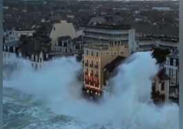 Des Vagues Colossales Frappent Une Ville Française : L'eau A