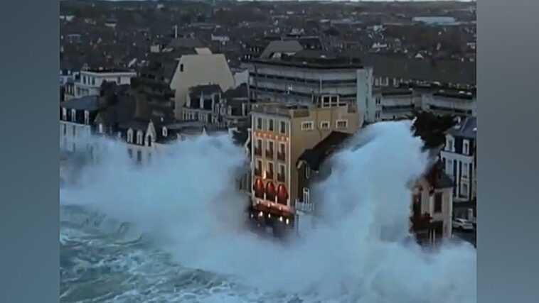 Des vagues colossales frappent une ville française : l'eau a atteint le 4e étage des immeubles 1 Des Vagues Colossales Frappent Une Ville Française : L'eau A