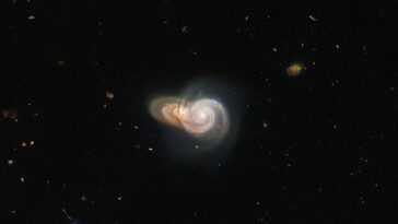 Deux galaxies superposées donnent vie à un escargot intergalactique : le magnifique cliché Hubble 28 Deux Galaxies Superposées Donnent Vie à Un Escargot Intergalactique :