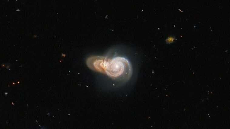 Deux galaxies superposées donnent vie à un escargot intergalactique : le magnifique cliché Hubble 1 Deux Galaxies Superposées Donnent Vie à Un Escargot Intergalactique :