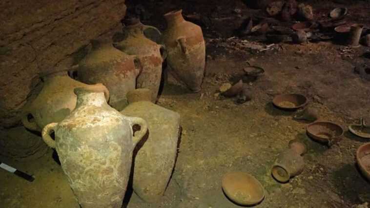Un trésor archéologique vieux de 3 300 ans découvert dans une carrière, des experts : "Comme un décor d'Indiana Jones" 1 Un Trésor Archéologique Vieux De 3 300 Ans Découvert Dans