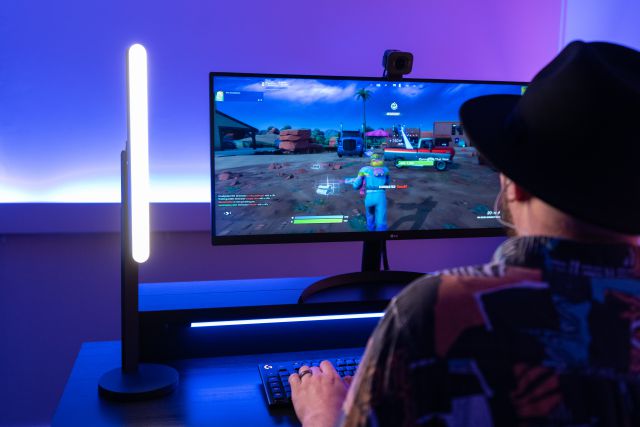 Logitech LogiPLAY PC Créateur de contenu de jeu Blue Sona G Cloud G FITS Pro Racing Wheel Pedals Litra Beam Collab Cam Emote Maker