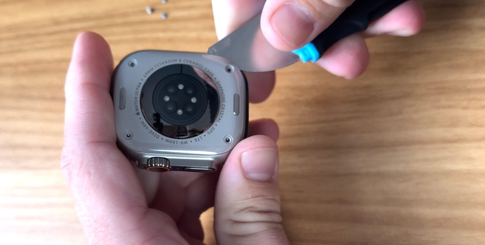 Ouvrir l'Apple Watch Ultra en faisant levier