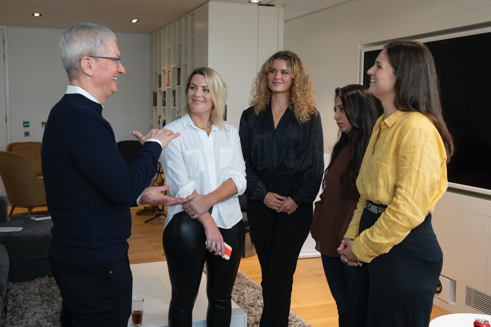Tim Cook travels through Europe to visit 'Ted Lasso' cast, pet dogs, drink beer, and more 1664378839 571 Tim Cook voyage a travers lEurope pour visiter le casting