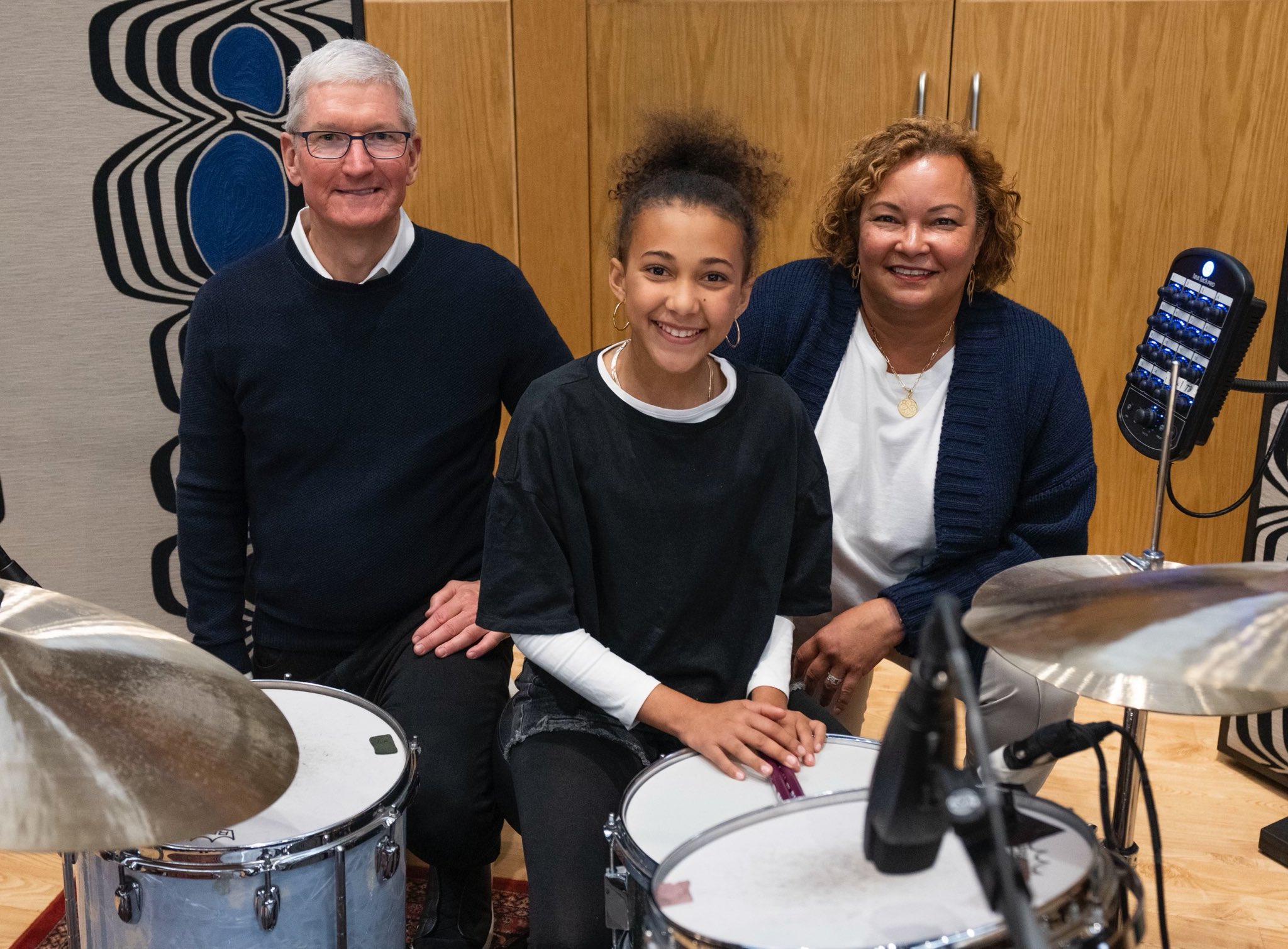 Tim Cook travels through Europe to visit 'Ted Lasso' cast, pet dogs, drink beer, and more 1664378840 123 Tim Cook voyage a travers lEurope pour visiter le casting