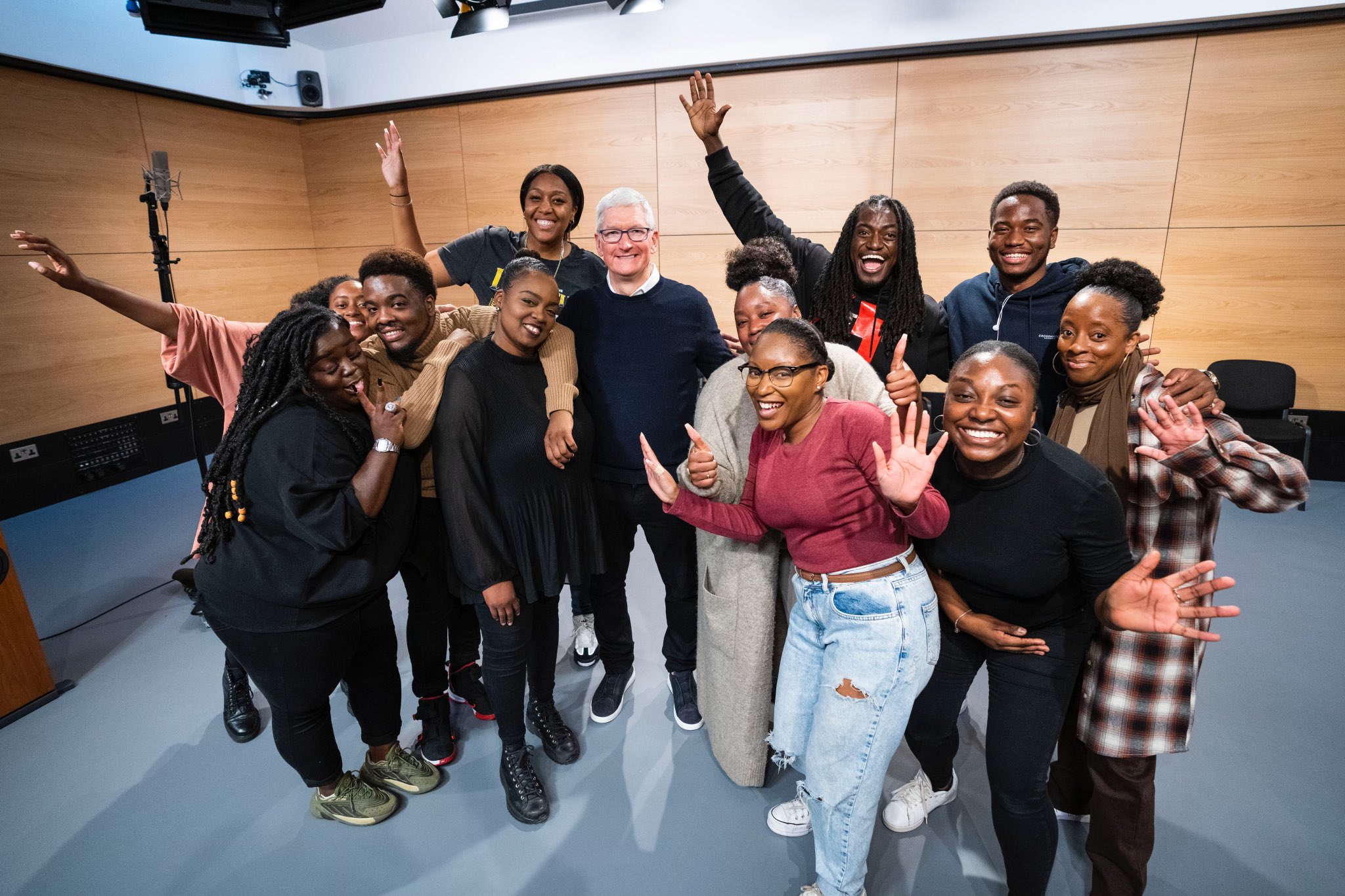 Tim Cook travels through Europe to visit 'Ted Lasso' cast, pet dogs, drink beer, and more 1664378840 237 Tim Cook voyage a travers lEurope pour visiter le casting