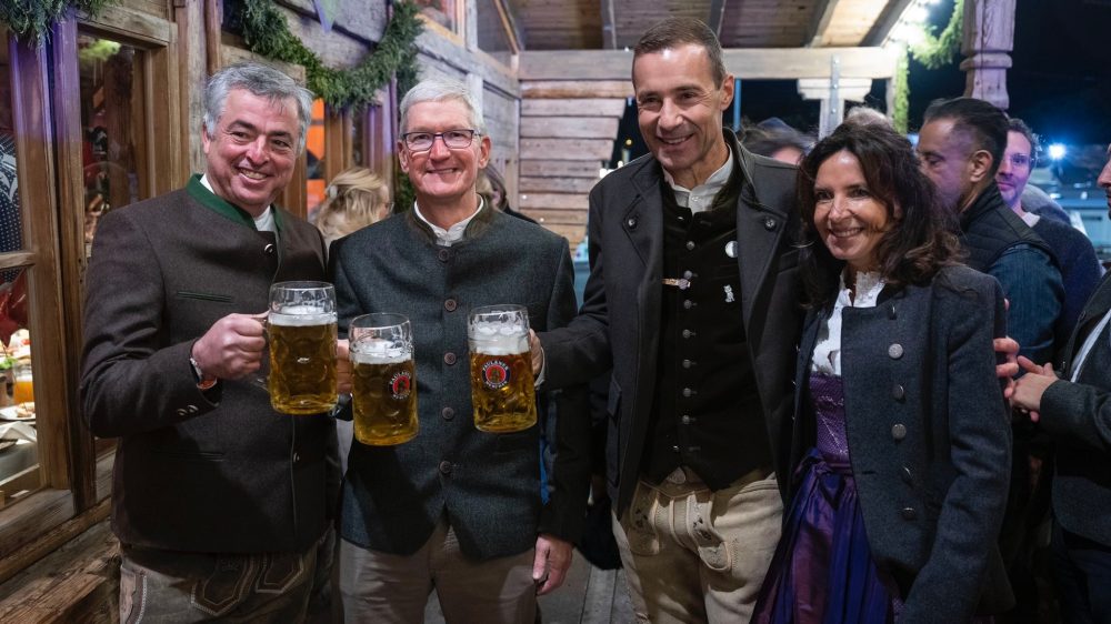 Tim Cook voyage à travers l'Europe pour visiter le casting de Queue de billard Tim Cook Eddy