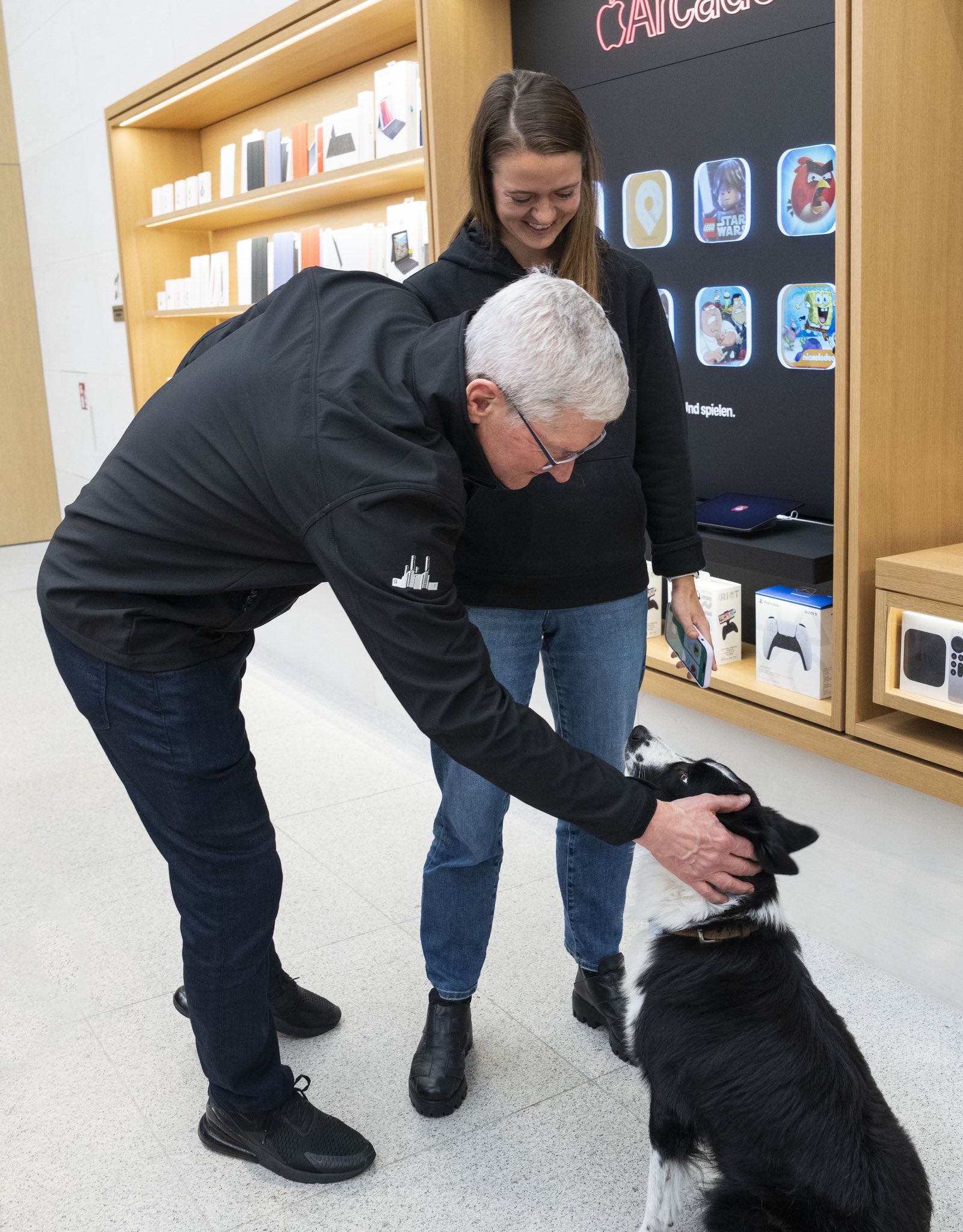 Tim Cook travels through Europe to visit 'Ted Lasso' cast, pet dogs, drink beer, and more 1664378841 616 Tim Cook voyage a travers lEurope pour visiter le casting