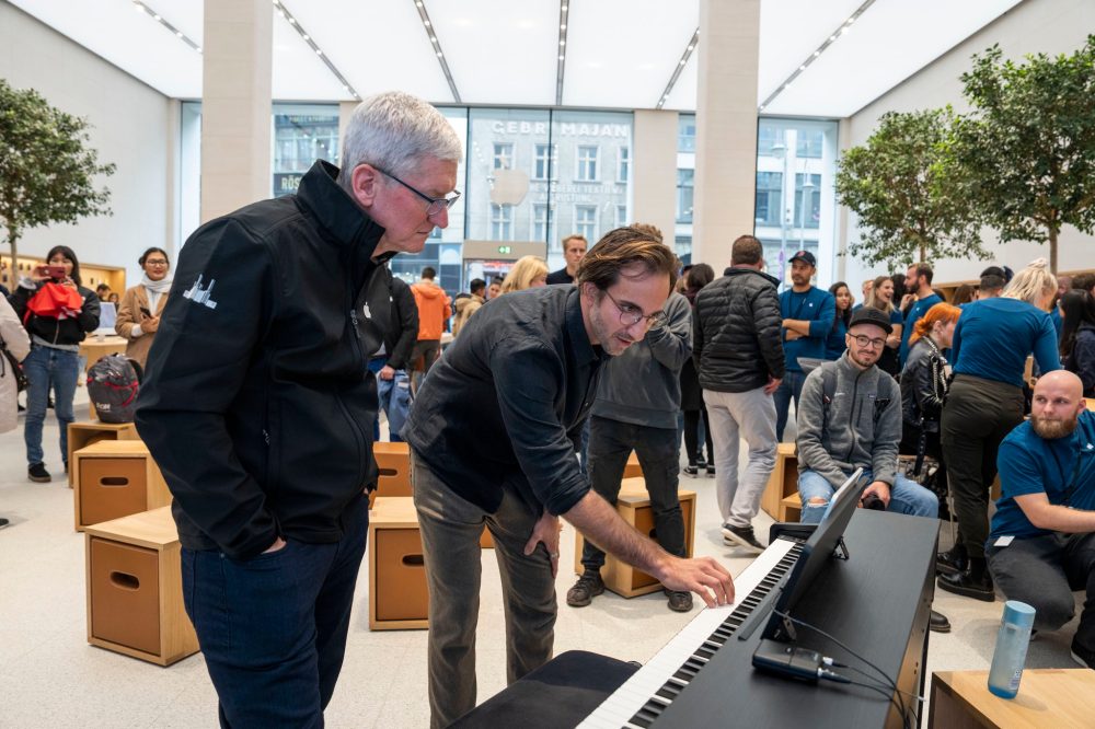 Tim Cook travels through Europe to visit 'Ted Lasso' cast, pet dogs, drink beer, and more 1664378841 715 Tim Cook voyage a travers lEurope pour visiter le casting