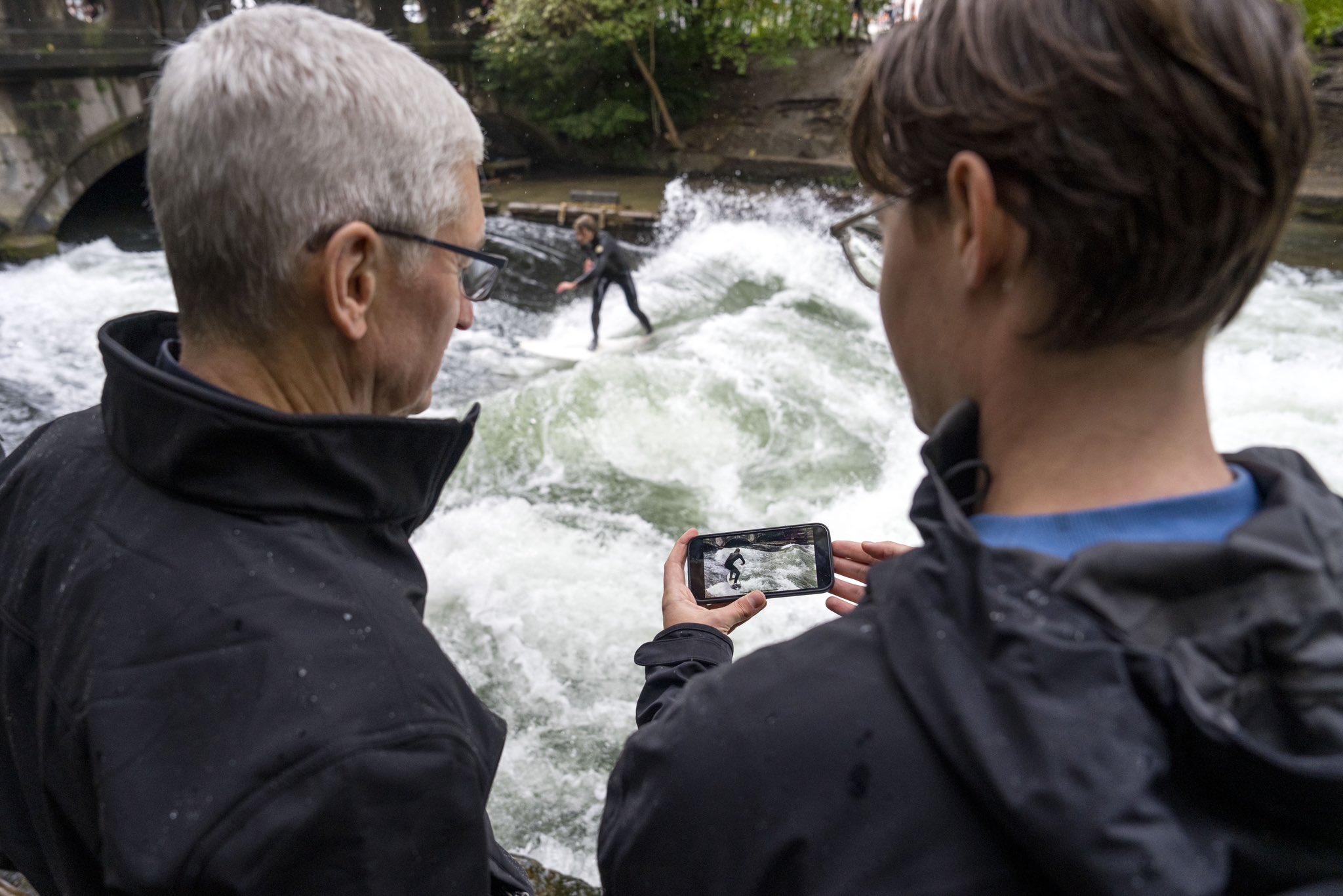 Tim Cook travels through Europe to visit 'Ted Lasso' cast, pet dogs, drink beer, and more 1664378842 907 Tim Cook voyage a travers lEurope pour visiter le casting