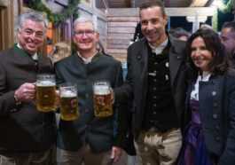Tim Cook voyage à travers l'Europe pour visiter le casting de "Ted Lasso", des chiens de compagnie, boire de la bière et plus encore