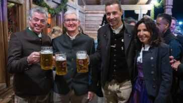 Tim Cook voyage à travers l'Europe pour visiter le casting de "Ted Lasso", des chiens de compagnie, boire de la bière et plus encore 3 Tim Cook voyage à travers l'Europe pour visiter le casting de "Ted Lasso", des chiens de compagnie, boire de la bière et plus encore