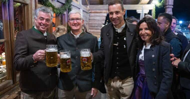 Tim Cook voyage à travers l'Europe pour visiter le casting de "Ted Lasso", des chiens de compagnie, boire de la bière et plus encore 1 Tim Cook voyage à travers l'Europe pour visiter le casting de "Ted Lasso", des chiens de compagnie, boire de la bière et plus encore