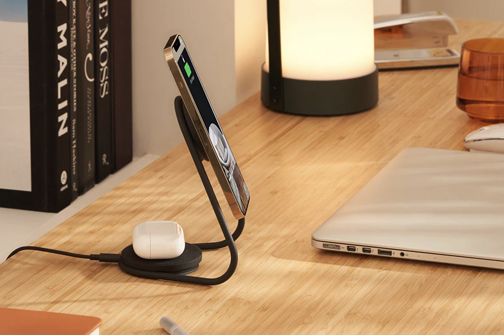 Courant MAG:2 apporte un design sculptural unique au chargeur iPhone et AirPods compatible MagSafe MAG:2 Essentials en cours d'utilisation