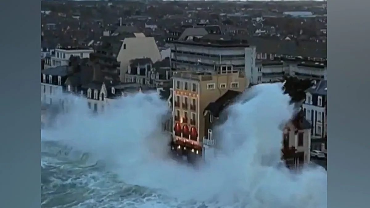 Des vagues colossales frappent une ville française : l'eau a atteint le 4e étage des immeubles 2 Crédit : Twitter