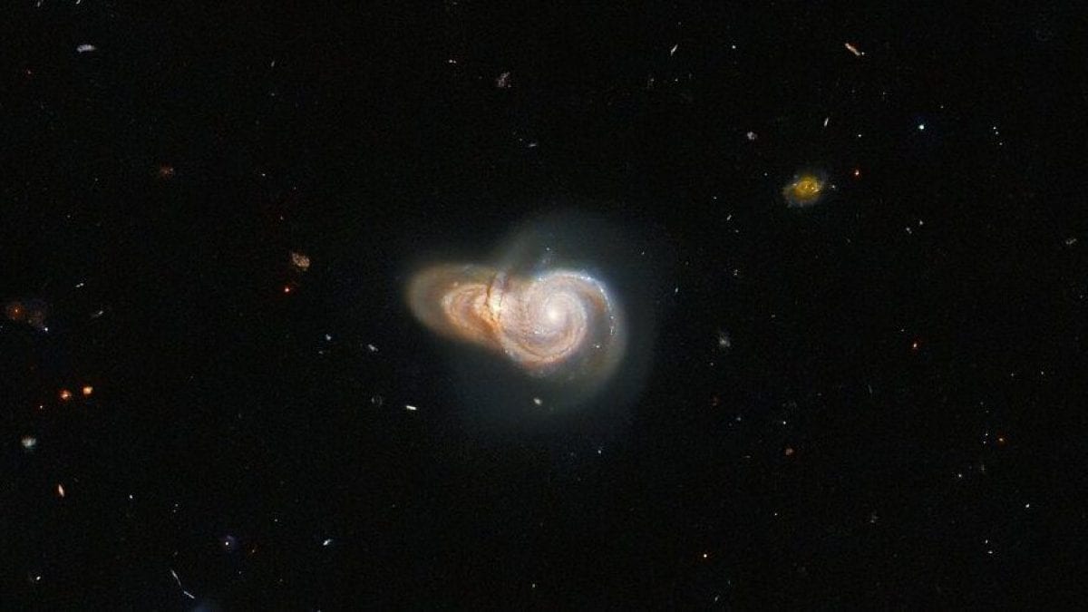 Deux galaxies superposées donnent vie à un escargot intergalactique : le magnifique cliché Hubble 2 Crédit : ESA / Hubble et NASA, W. Keel