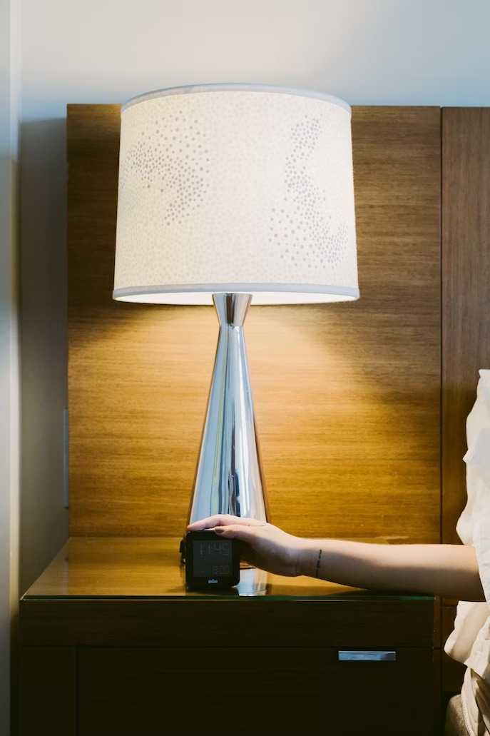 Comment Les Gadgets Peuvent Aider A Réguler Les Horaires De Sommeil Des Conjoints - 6 Points 1 Lampe Reveil Ambiance