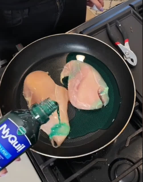 La FDA dit de ne pas essayer le défi TikTok de cuisiner du poulet à NyQuil 2 La FDA dit de ne pas essayer le defi TikTok