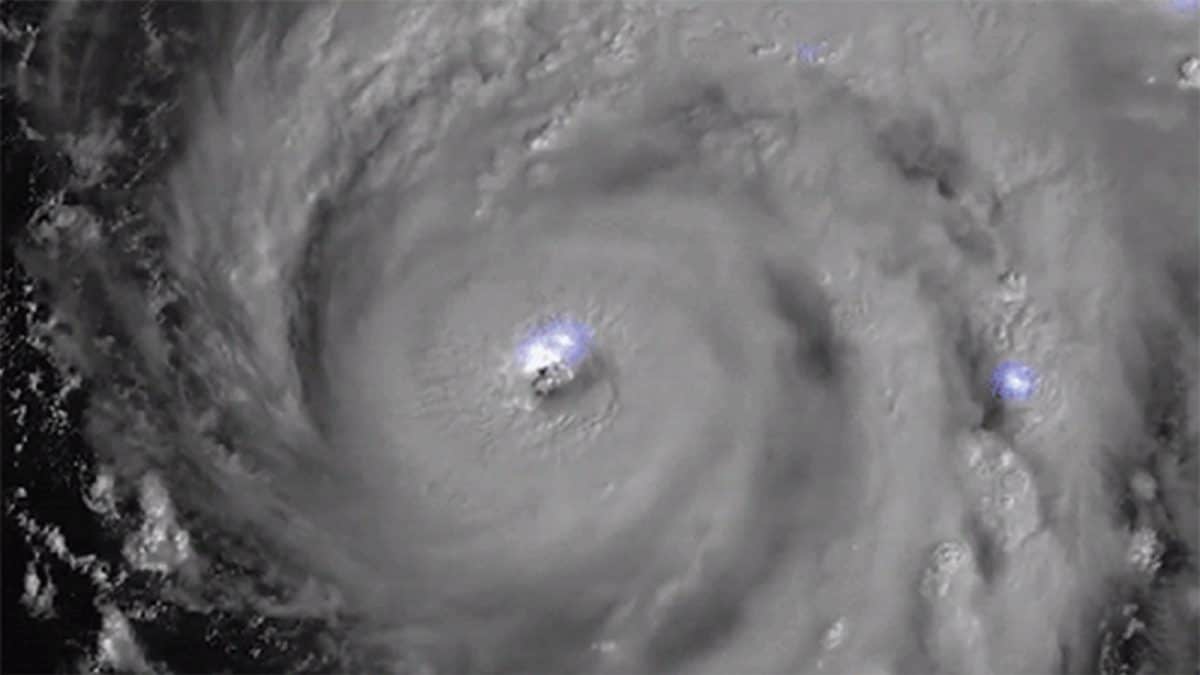 La foudre et les coups de foudre illuminent le colossal ouragan Ian : les images extraordinaires de l'espace 2 Crédit : NOAA