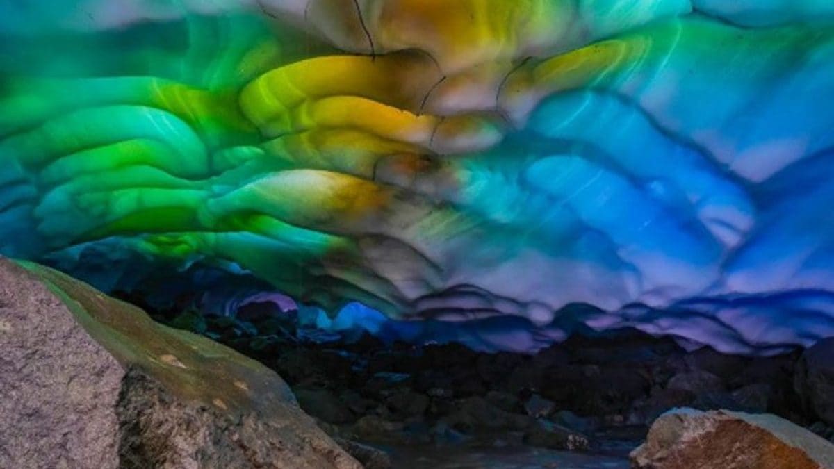 Parce que les grottes de glace arc-en-ciel sont merveilleuses mais mortelles 2 La photo de la grotte de glace aux couleurs de l'arc-en-ciel du parc national du mont Rainer / Crédit : Mathew Nichols, Instagram