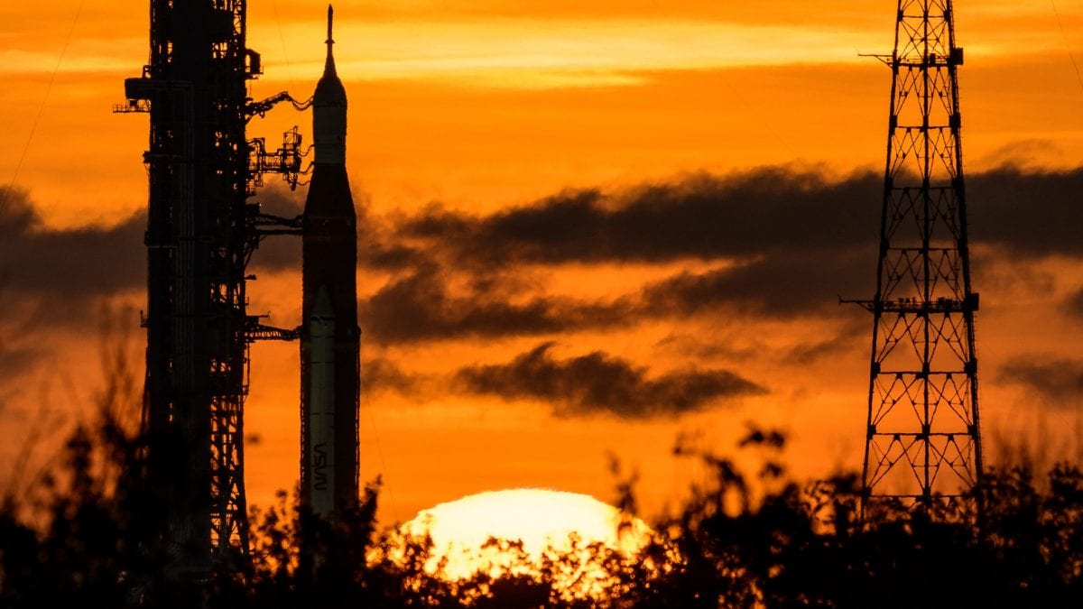Pourquoi la NASA a de nouveau annulé le lancement d'Artemis 1 et quand il y aura la troisième tentative 2 La fusée SLS sur la rampe de lancement. Crédit : NASA