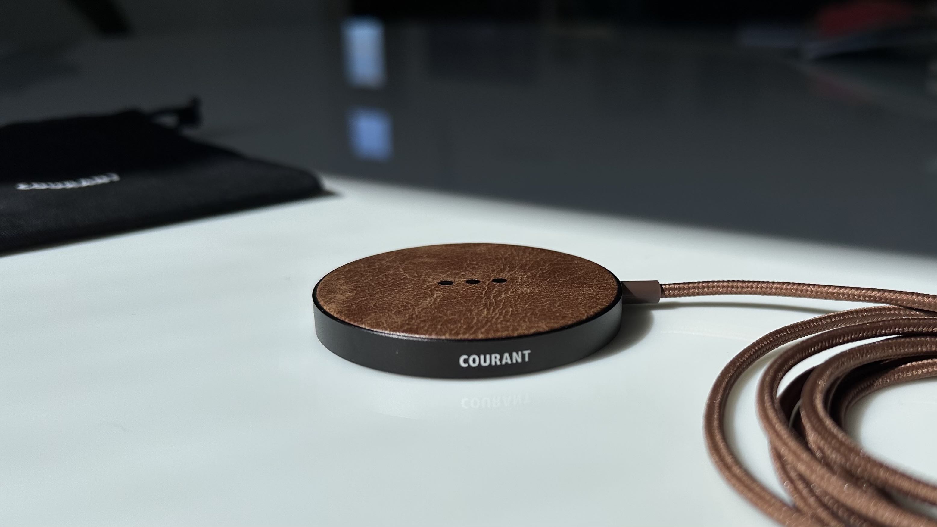 Pratique avec le chargeur pour iPhone compatible MagSafe en cuir ou en lin haut de gamme Courant Examen détaillé du chargeur MagSafe en cuir Courant MAG: 1