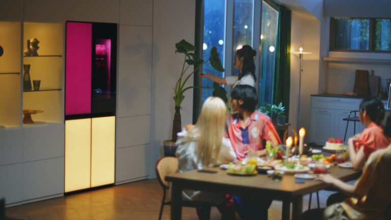 La bonne lumière pour chaque humeur - le réfrigérateur intelligent de LG offre.  (Photo : LG)