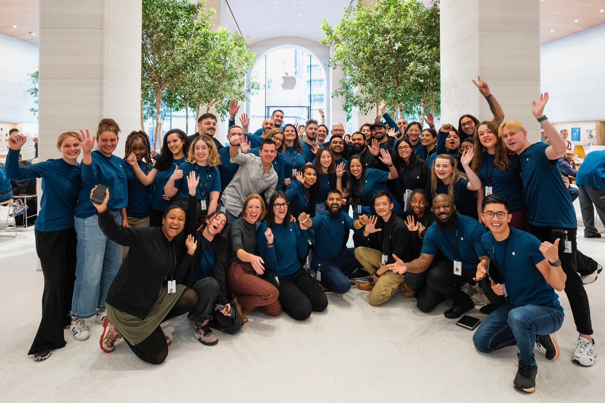 Tim Cook travels through Europe to visit 'Ted Lasso' cast, pet dogs, drink beer, and more Tim Cook voyage a travers lEurope pour visiter le casting