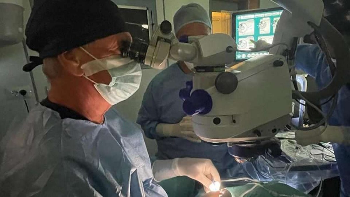 Une rétine artificielle implantée à Nice qui donne une vision bionique aux patients aveugles à cause d'une maculopathie 2 Des médecins engagés dans une intervention pionnière. Crédit : Hôpital San Giovanni Addolorata / Facebook
