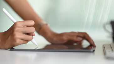 Dématérialisation de la signature avec Yousign 26 Stylet tablette main