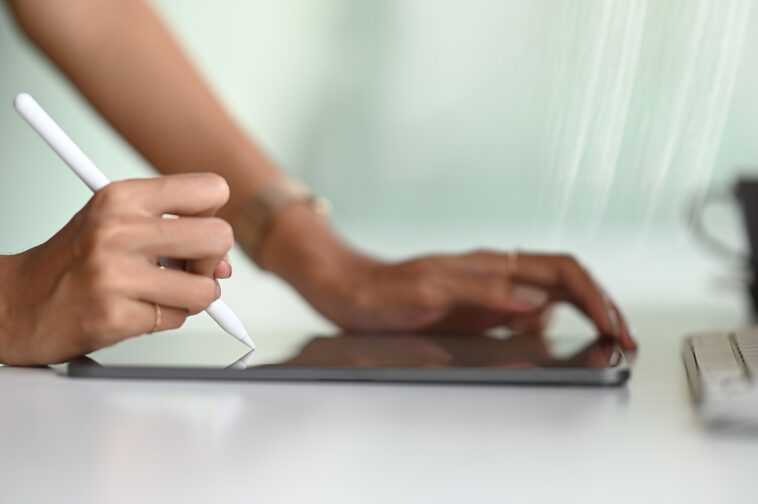 Dématérialisation de la signature avec Yousign 1 Stylet tablette main