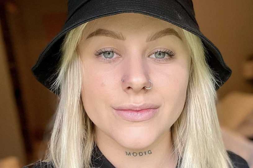 L'histoire De Mia, Tous Les Soirs Elle Se Jette Dans