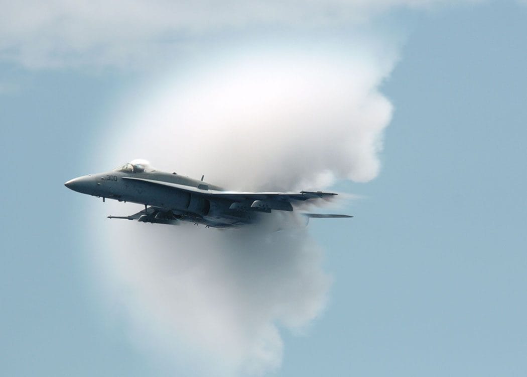 Cet avion révolutionnaire franchit le mur du son sans rugissement : test de la NASA en 2023 3 Un F-18 franchit le mur du son. Crédit wikipédia