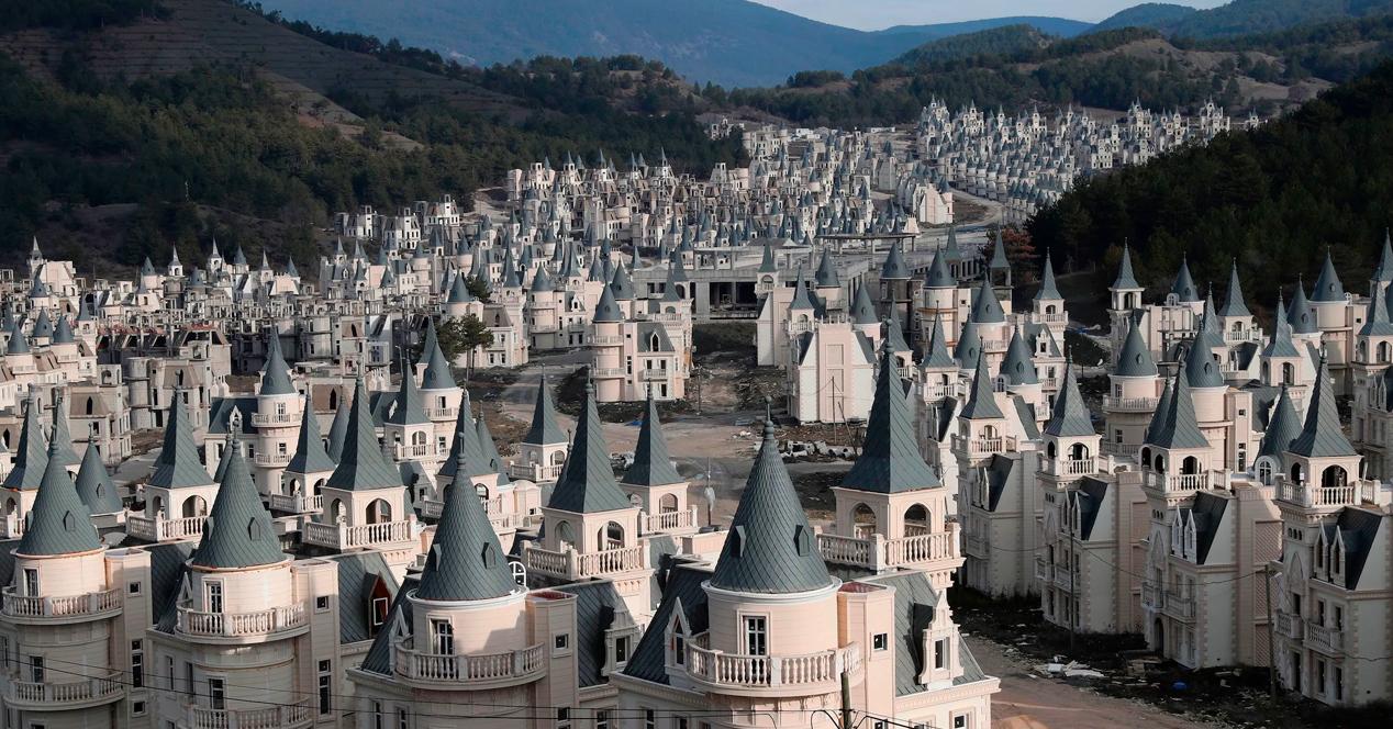 Cette urbanisation de 587 châteaux Disney est abandonnée depuis des années 4 urbanisation disney turquie.jpg