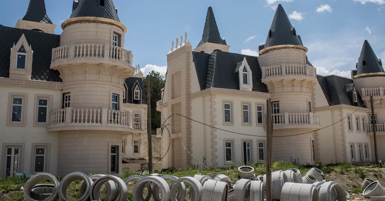 Cette urbanisation de 587 châteaux Disney est abandonnée depuis des années 3 châteaux de disney abandonnés.jpg