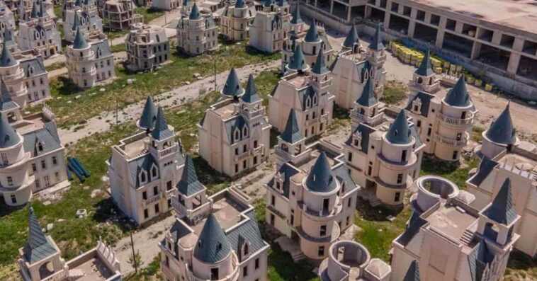 Cette urbanisation de 587 châteaux Disney est abandonnée depuis des années 1 Cette Urbanisation De 587 Châteaux Disney Est Abandonnée Depuis Des