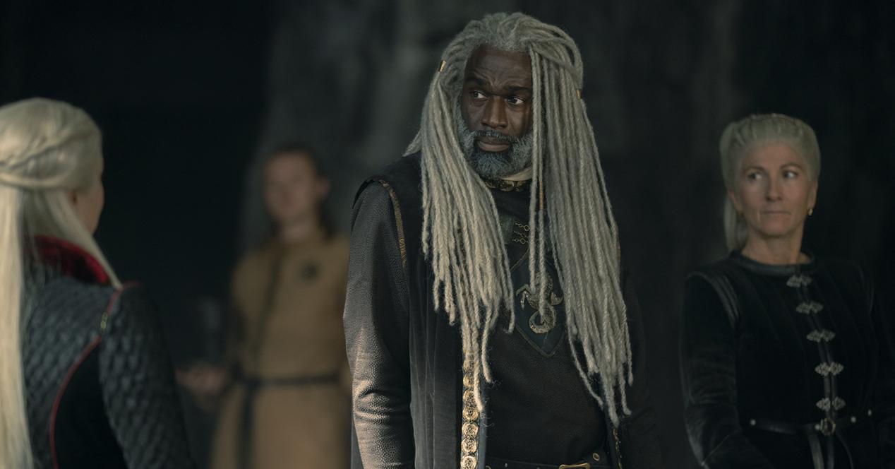 House of the Dragon : Pourquoi Rhaenys ne s'agenouille-t-il pas devant Rhaenyra ? 3 Rhaenys et Corlis - la Maison du Dragon