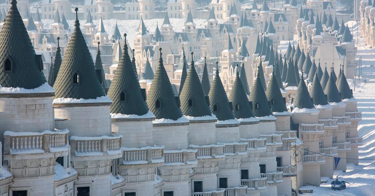 Cette urbanisation de 587 châteaux Disney est abandonnée depuis des années 2 urbanisation châteaux disney.jpg