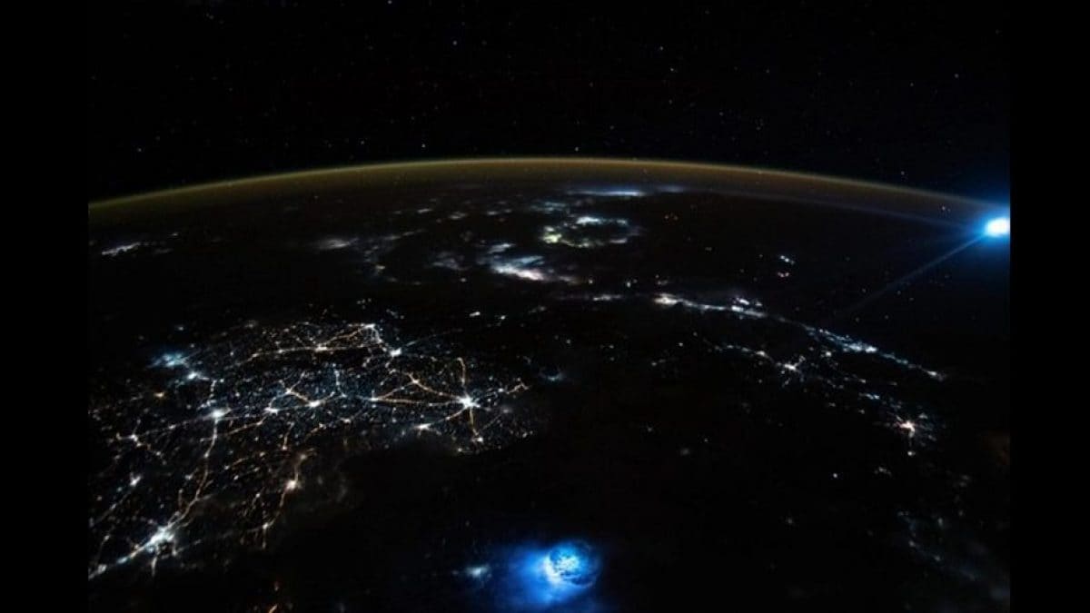 Deux flashs spectaculaires de lumière bleue sur Terre photographiés depuis l'espace - c'est de cela qu'il s'agit 2 Deux flashs spectaculaires de lumiere bleue sur Terre photographies depuis