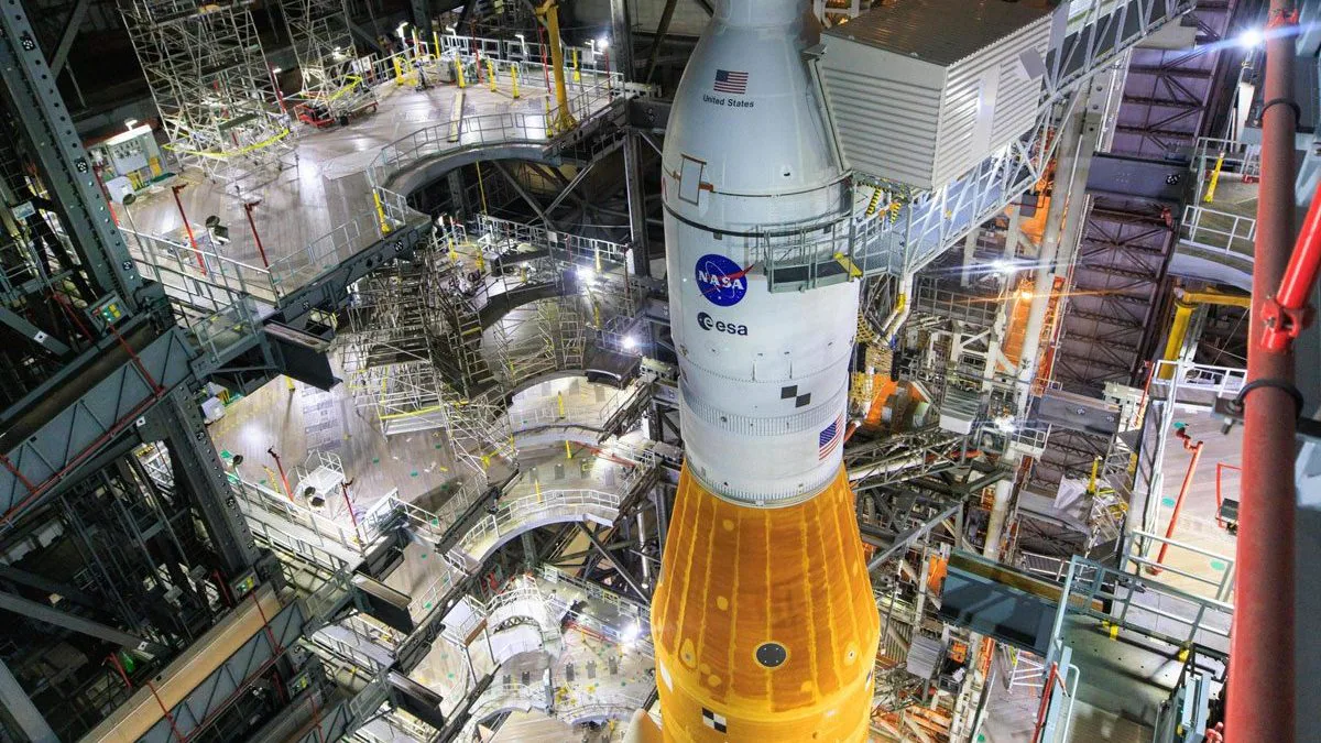 La NASA reprogramme le lancement d'Artemis 1 vers la Lune : viser la fenêtre de la mi-novembre 2 La fusée Space Launch System (SLS) et le vaisseau spatial Orion à l'intérieur du Vehicle Assembly Building (VAB) du Kennedy Space Center, Floride / NASA