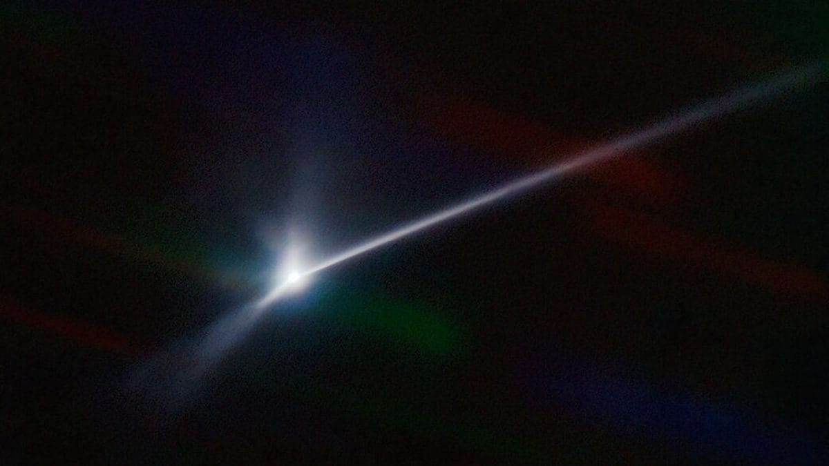 L'astéroïde touché par la sonde DART a maintenant une énorme queue de 10 000 km, comme une comète 2 La longue traînée de poussière derrière l'astéroïde Dimorphos, touché par la sonde DART. Crédit : SOAR / NFS / NOIRLab