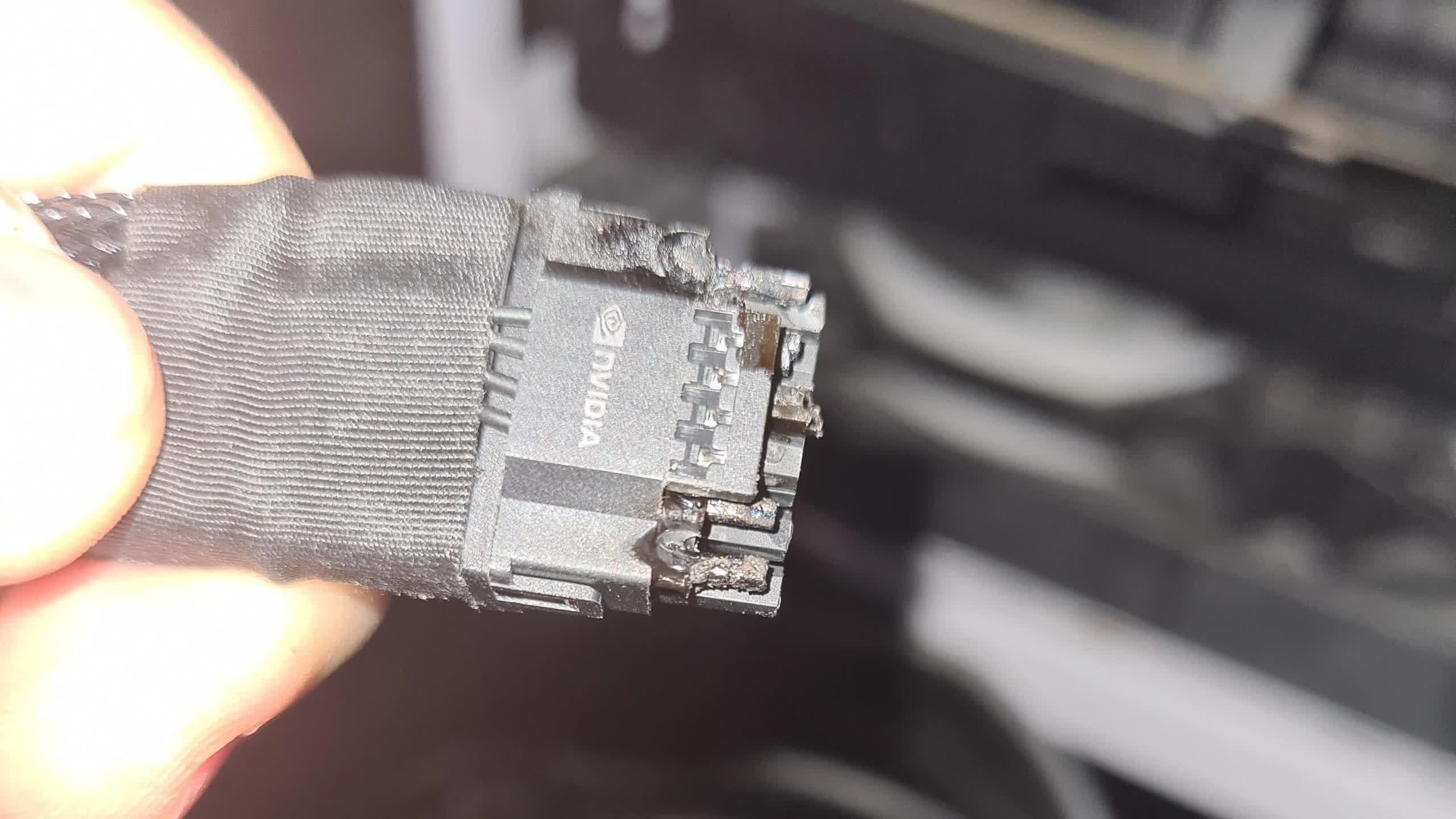 PCI-SIG dit qu'il n'est pas responsable de la fonte des câbles 12VHPWR 2 Nvidia enquete sur des cas de fusion de cables dalimentation