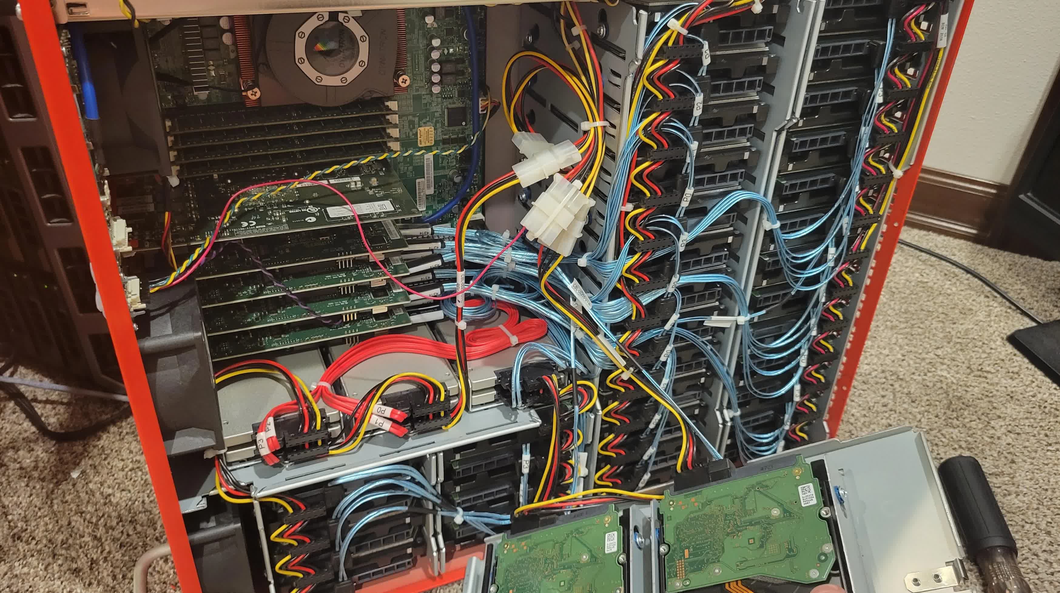 Un utilisateur de Reddit acquiert un serveur de cache Netflix déclassé et trouve 36 disques durs à l'intérieur 2 Un utilisateur de Reddit acquiert un serveur de cache