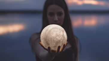 Une nouvelle simulation de superordinateur suggère que la Lune s'est peut-être formée en quelques heures, et non en mois ou en années 9 Une Nouvelle Simulation De Superordinateur Suggère Que La Lune S'est