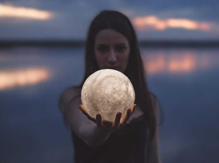 Une nouvelle simulation de superordinateur suggère que la Lune s'est peut-être formée en quelques heures, et non en mois ou en années 1 Une Nouvelle Simulation De Superordinateur Suggère Que La Lune S'est