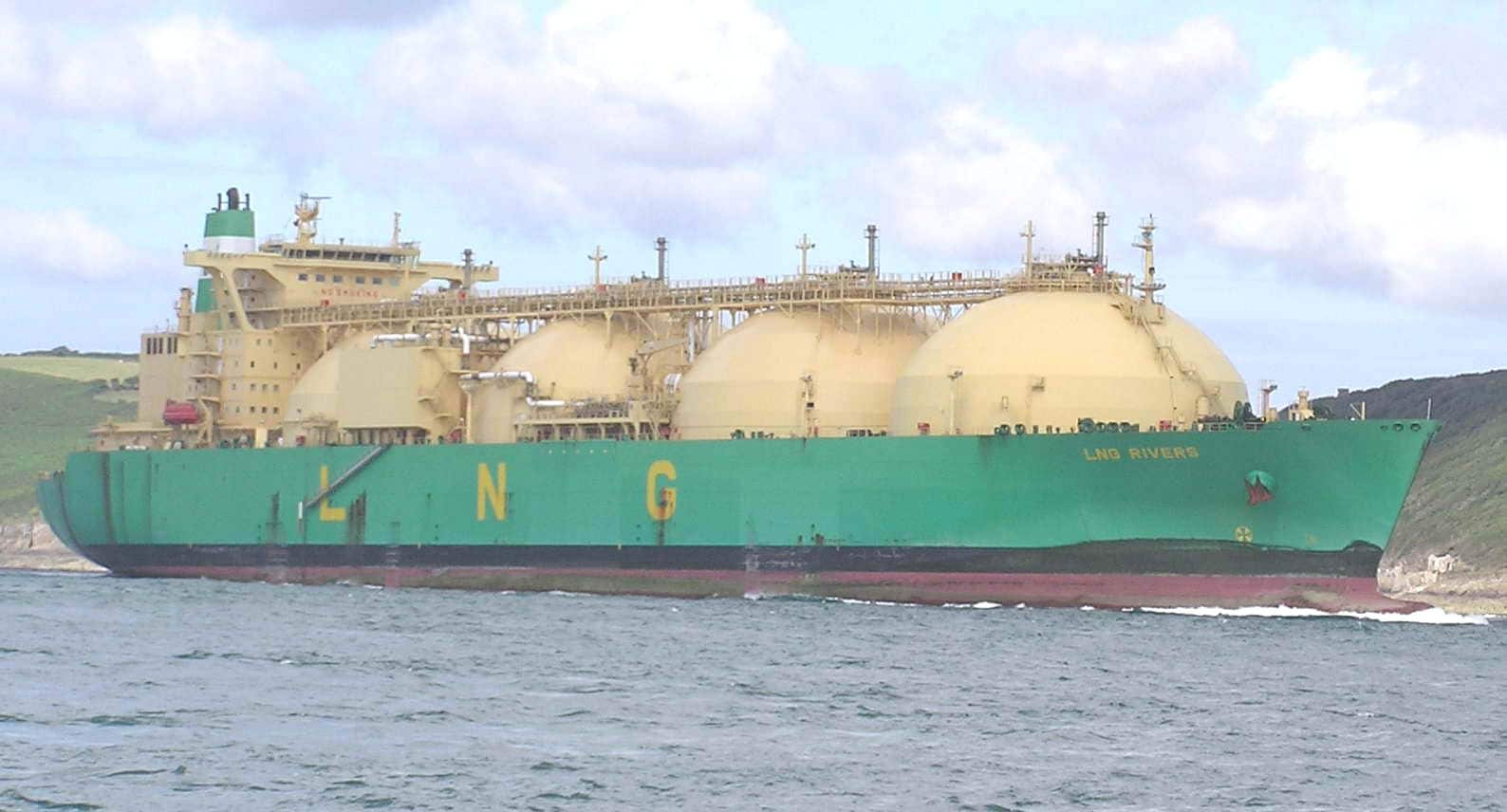 Parce que le gaz naturel liquéfié (GNL) émet dix fois plus de CO2 que les gazoducs 3 Navire méthanier. Crédit : wikipédia