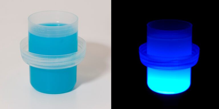 Les azurants optiques dans les détergents liquides brillent sous le rayonnement ultraviolet Les azurants optiques dans un détergent liquide brillent sous un rayonnement ultraviolet (Image : Latente Flickr/Wikimedia, CC BY-SA 2.0)